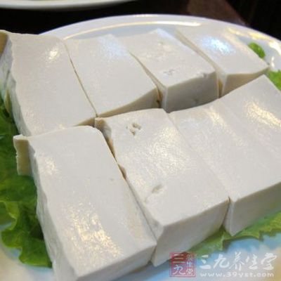 要多摄取蛋白质丰富又不刺激胃的食品如豆腐