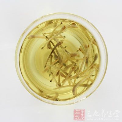 金銀花能清熱解毒，有效排除體內(nèi)毒素，預(yù)防和抑制痘痘和暗瘡生長(zhǎng)