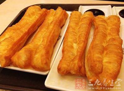 永和大王过期油条反复炸 承认内部管理不足