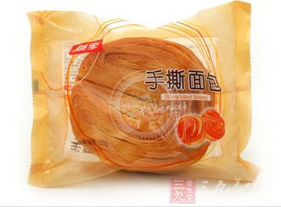 日本爱知县一所学生在给小学发跳出面包时,小学午餐一直活蟑螂从中合肥隆岗图片