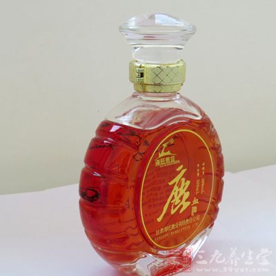 全血酒系单味鹿血酒，是只用鹿血与50度白酒泡，鹿血含量在10%～15%即成