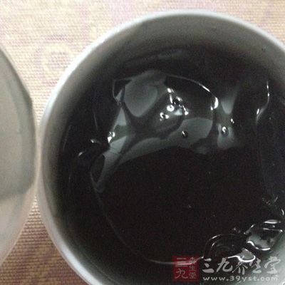 一同加热煮烂.过滤掉渣子,然后用小火再慢慢熬制成稠膏状.