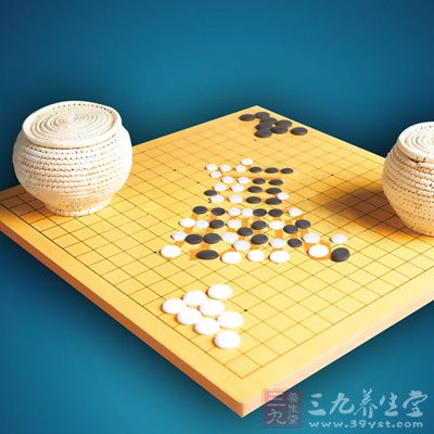 棋子下在棋盘上的交叉点上