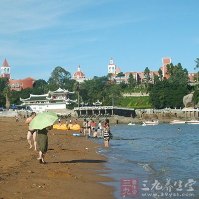 鼓浪屿位于福建厦门，这里的鼓浪屿浴场和黄厝海滩是厦门美的海滩