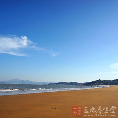 浙江普陀山东海岸位于浙江省舟山群岛的普陀山，从几宝岭北麓到望海亭下有一片沙滩，长有1750米