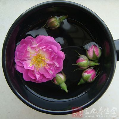 薔薇花味甘溫、酸、涼性涼，香味濃郁，色澤溫潤，入脾、肺、大腸經(jīng)