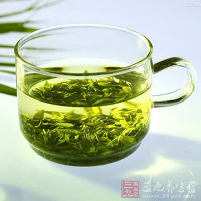 茶本来就是一种有助于消化的饮品，而绿茶中更是含有儿茶素