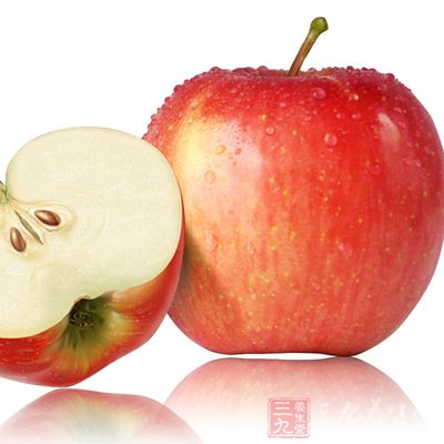 专家就曾说过一天吃一个苹果，是可以使冠心病死亡的危险性下降一半
