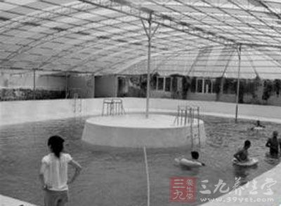 62岁老人健身会所游泳身亡 家属获赔43万元