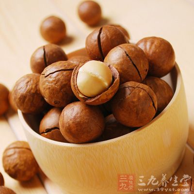 食物當(dāng)中有少量的α-亞麻酸，比如我們常吃的堅(jiān)果、核桃、鮭魚、金槍魚等里含有一些