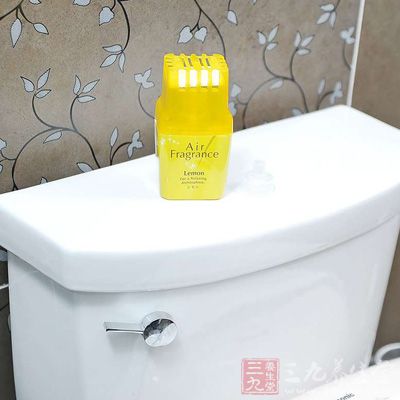 冲马桶水中放入除臭清洁剂 冲马桶水中放入除臭清洁剂