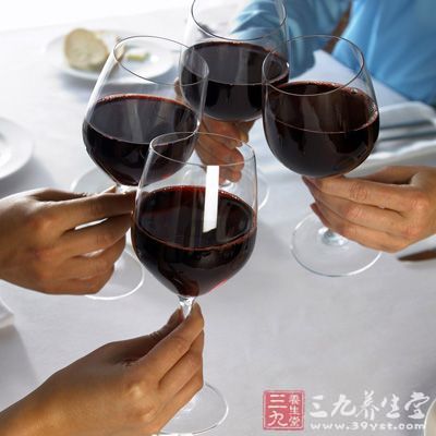 饮酒过量容易引起酒精中毒