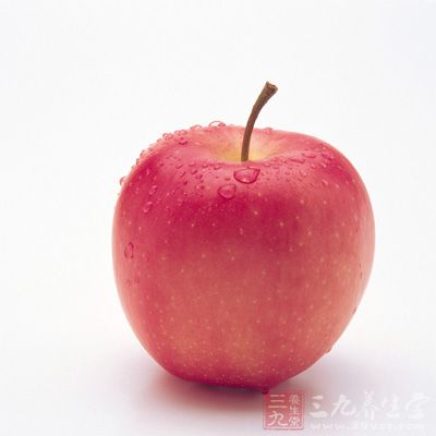 苹果含有丰富的果胶，可以帮助肠子与毒素做结合，加速排毒功效并降低热量吸收