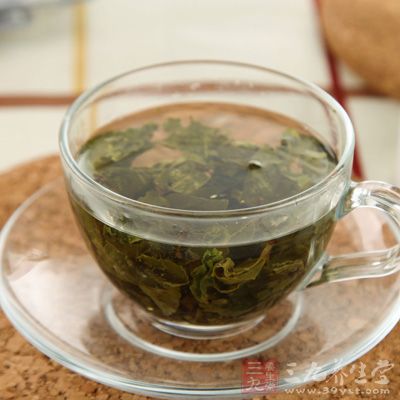 茶葉經(jīng)沸水沖泡后鑒別其香氣