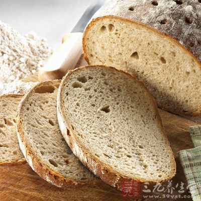 黑麦面包会是个不错的选择。它有助于预防糖尿病，降低乳癌风险