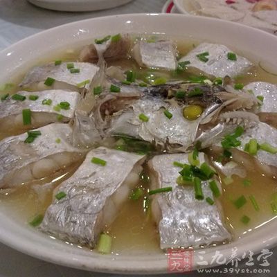 將帶魚塊裝盤，加入姜、料酒、辣椒，上鍋蒸10-15分鐘取出