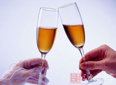 饮酒过量容易引起酒精中毒