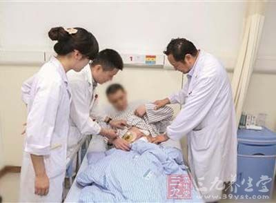 男子被7根钢筋穿身 插进16根管子整天冲洗获救