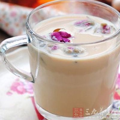 牛奶热后，放入一袋红茶，中火熬出红茶味道和颜色后，转大火，沸腾后关火