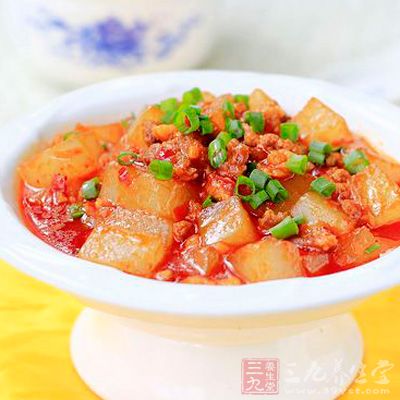 下猪肉翻炒出水分出香味，加姜、料酒翻炒均匀