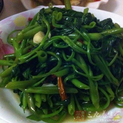 因蒜茸有味，所以加些鸡精、白糖;蒜茸随用随调，不宜久放