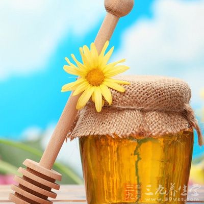 胃酸过多或肥大性胃炎、特别是胃和十二指肠溃疡患者宜在饭前1个半小时食用温蜂蜜水