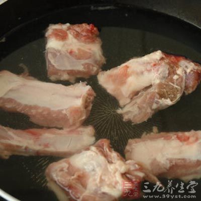 鸡肉要冷水入锅焯出杂质