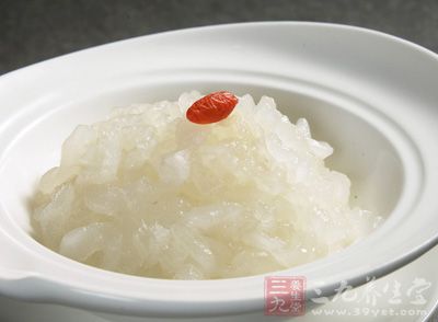 雪蛤，學(xué)名“東北林蛙”，是一種珍貴的蛙科兩棲類(lèi)動(dòng)物