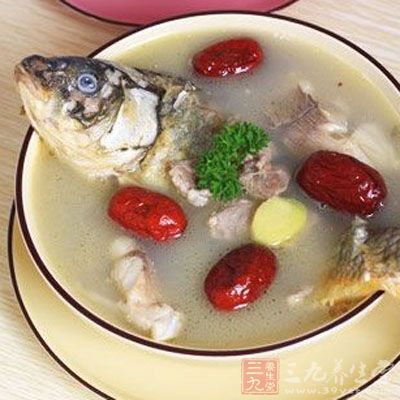 红枣黑豆炖鲤鱼的做法