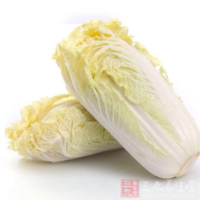 白菜幫切成片狀,貼于面部,有使黑色皮膚轉(zhuǎn)白的功用