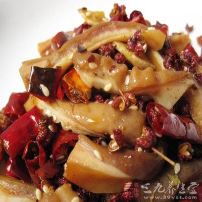 土鸡用流动的水洗净切块。干锅加少许油绕锅 土鸡用流动的水洗净切块。干锅加少许油绕锅