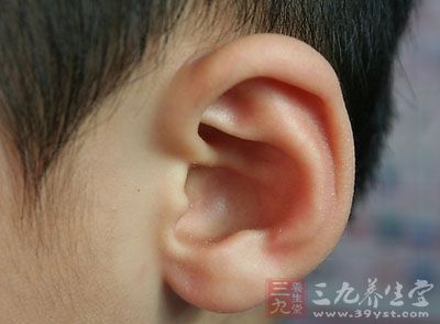 9岁男孩忙得耳朵突然听不见了