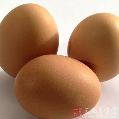 食物中必须控制胆固醇含量，一般不超过300毫克/日，相当于每日一个鸡蛋