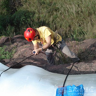 速降，源自高山探險下撤保護技術，在搶險、運輸和軍事突襲行動中也經常使用