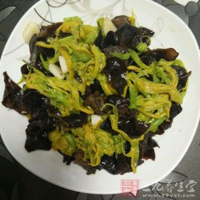 黄花菜1斤，干木耳50克，瘦肉100克，盐2克