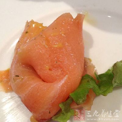 鲑鱼肉的红瑟涩素成分虾青素具有很强的抗氧化作用