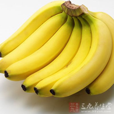 把香蕉捣碎，加入牛奶