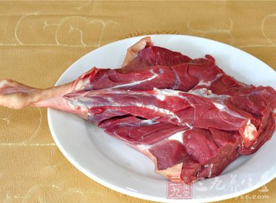 原料：羊后腿肉300克