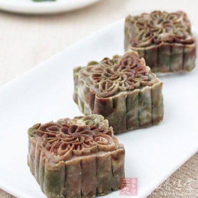 蕓豆泡24小時(shí)，去皮，煮開(kāi)后小火煮40分鐘