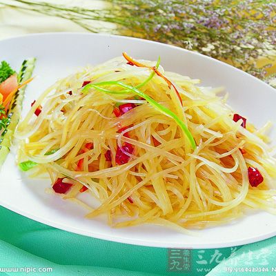 材料：大個(gè)土豆2-3個(gè)，紅辣椒1個(gè)，鹽，醋，糖，黑胡椒