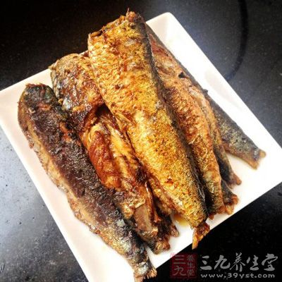 沙丁鱼处理干净，用料酒和盐腌制半小时