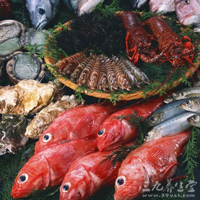 要注意補(bǔ)充海產(chǎn)品、食用菌、豆類及其制品、魚類、乳類、芝麻醬、各種蔬菜和水果等食物，可以使機(jī)體獲得足量的礦物質(zhì)