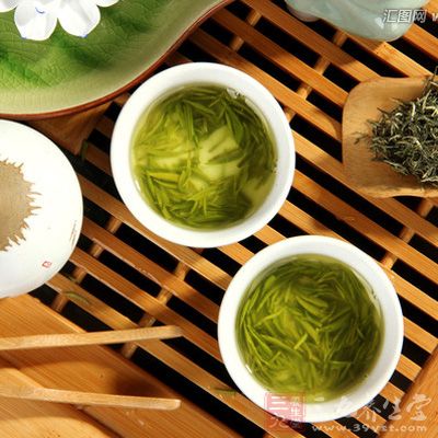 喝绿茶或是使用含绿茶成分的保养品，可以让因日晒导致皮肤晒伤