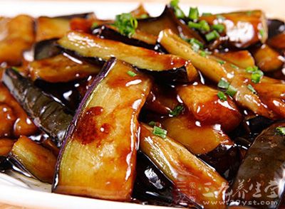 制作油焖茄子时候需要过油,造成茄子的油脂太多