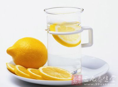 晚上喝柠檬水好吗 每天喝柠檬水的好处