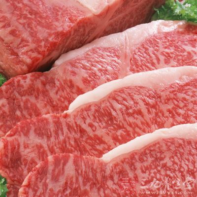 老年人摄取油脂要以植物油为主，避免肥肉、动物油脂(猪油、牛油)