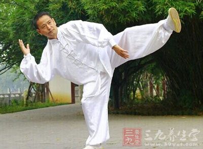在陈式太极拳的练习中,“通三关”和“备五弓&rdquo