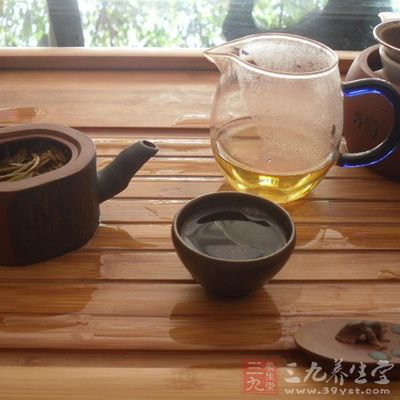 同时绿茶也可以配合金银花、生甘草一起饮用