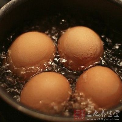 鸡蛋煮沸后再煮5分钟