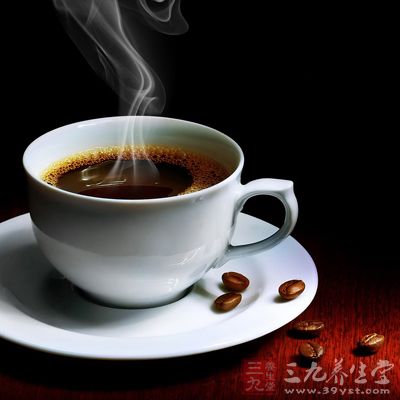 黑咖啡含有的咖啡因其有排水利尿、加速消耗身休热量的作用
